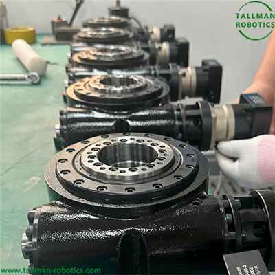 Přesné motorizované plošiny s válečkovým převodem připravené k dodání zákazní...